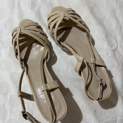 Voi&Noi beige patent leather mid-heel sandals used, size 39