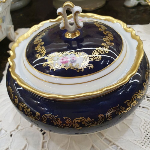 Porcelain bonbonniere like new