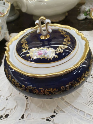Porcelain bonbonniere like new