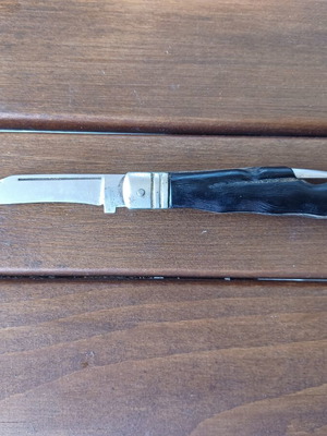 Old folding knife used, blade needs tightening