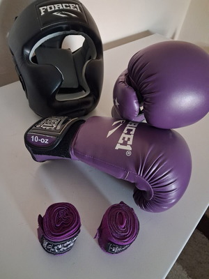 Γυναικείο σετ kickboxing σαν καινούργιο με γάντια, κάσκα και αμπαντάζ