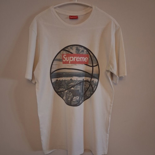 Supreme men's t-shirt used with basketball print and New York panorama