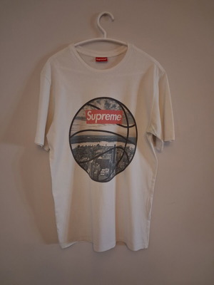 Supreme men's t-shirt used with basketball print and New York panorama