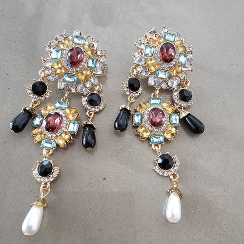 Dangling earrings used with stones