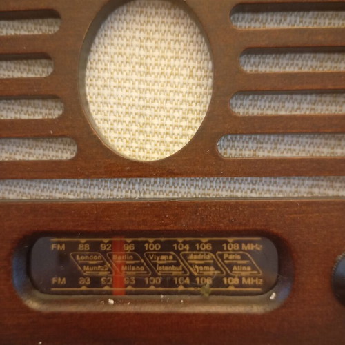Retro wooden tabletop radio like new