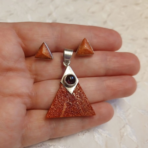 Silver 925 pendant and earrings set with coral and garnet, like new