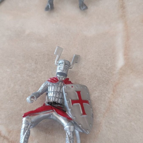 Set of 14 Crusaders and 2 Knights figures