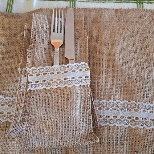 Runner made of burlap with 6 cutlery pockets used