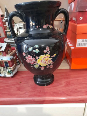 Black decorative vase used with floral design