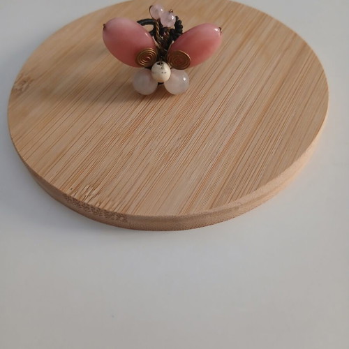 Butterfly ring like new with adjustable size, white and pink
