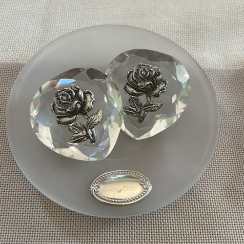 Crystal heart-shaped decorative objects with embossed metal rose