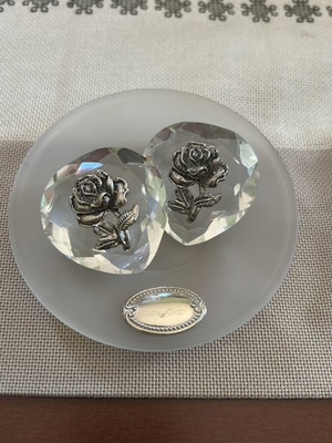 Crystal heart-shaped decorative objects with embossed metal rose