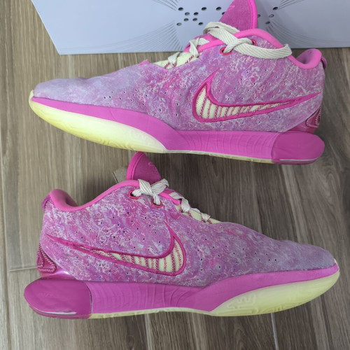 Nike LeBron 21 "The World Is Your Oyster" athletic shoes used, size 44.5, pink