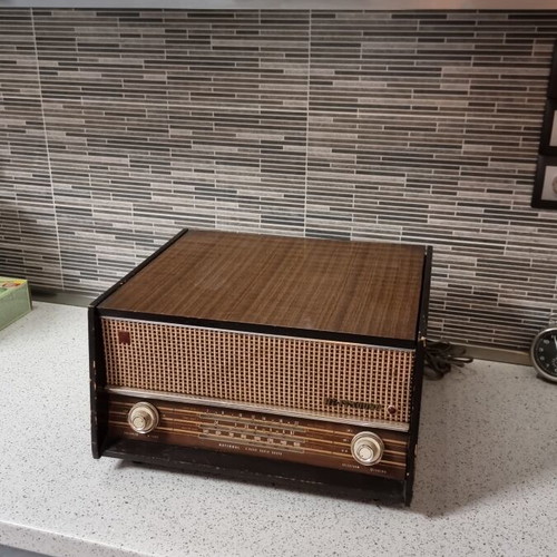 National radio turntable with tubes used, good condition
