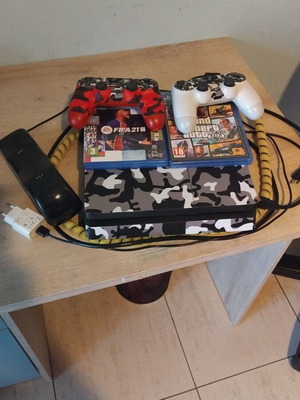 Sony Playstation 4lite custom console like new with 500GB and 2 controllers