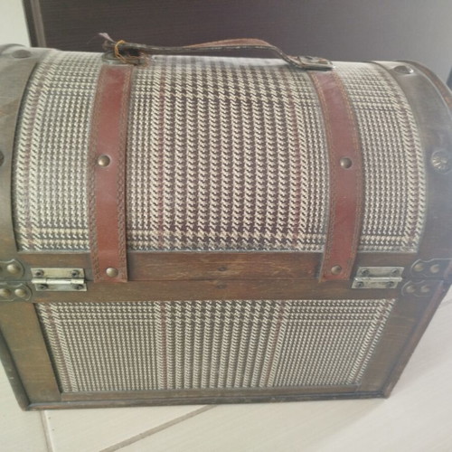 Chest with minor handle damage, like new