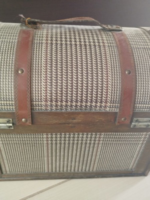Chest with minor handle damage, like new