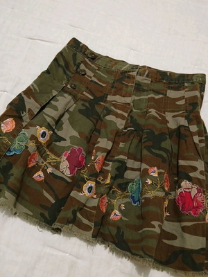 Bershka camouflage denim skirt like new with embroidered and appliqué flowers