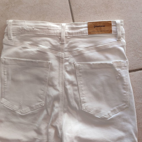 Stradivarius white high-waisted pants like new with leg rips