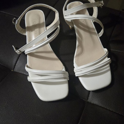 Sandals women's low white with thick square heel like new