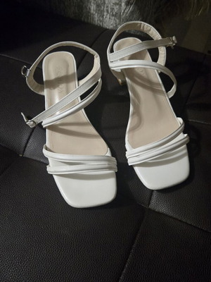 Sandals women's low white with thick square heel like new