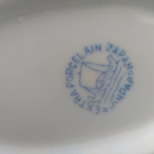 Porcelain fondant dish used with lid, Japan