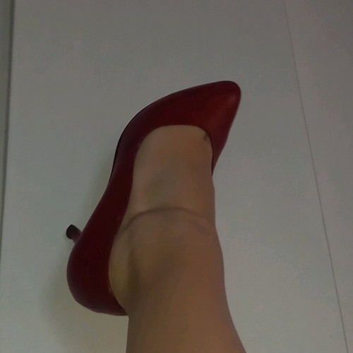 Red leather pump like new, size 37, with low heel