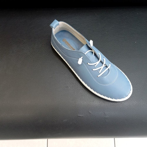 Leather low sneakers new with anatomical sole, black and blue