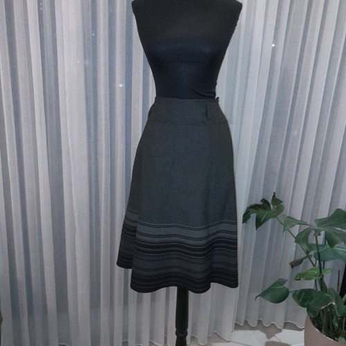 Women's high-waisted alpha-line skirt like new, size large, black and gray