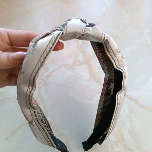 Hairband like new with embossed floral embroidered design