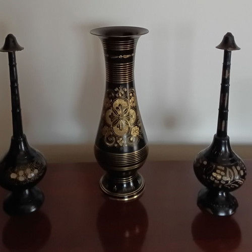 Metallic sprayers and vase with black background and gold decoration, like new