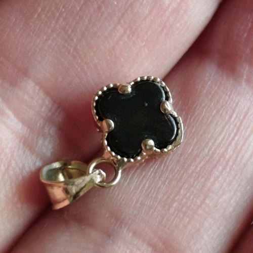 Black Clover gold pendant new, 14k yellow gold with onyx
