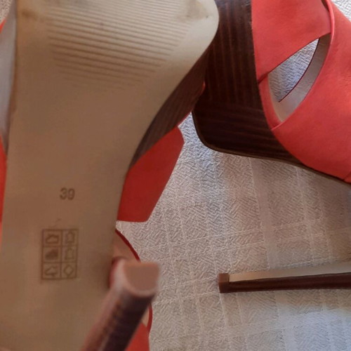 Guess sandals new, size 39, coral color with dust bag