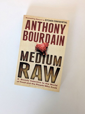 Medium Raw του Anthony Bourdain μεταχειρισμένο αγγλικό βιβλίο