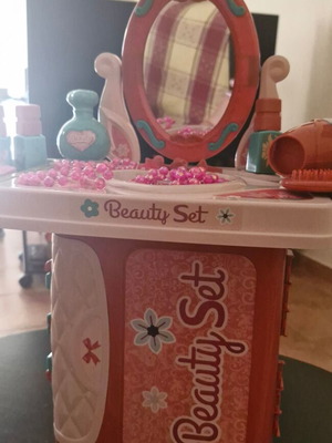 Beauty set toy like new