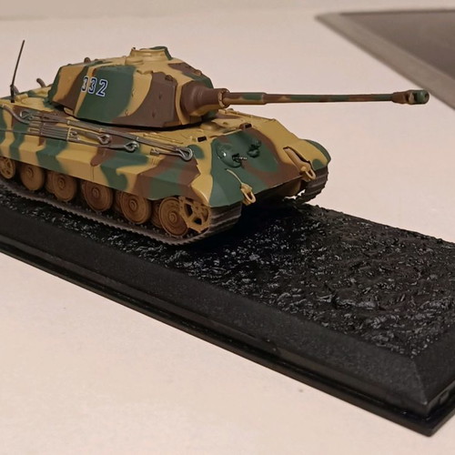 Miniature battle tank new