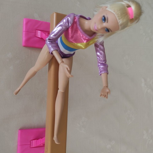 Κούκλα Barbie αθλήτρια ενόργανης γυμναστικής μεταχειρισμένη με κάποια αξεσουάρ και ρούχα