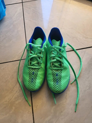 Children's football shoes like new, size 35, green