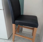 Καρέκλα ξύλινη μαύρη, λίγο ψηλή, σαν καινούργιο
