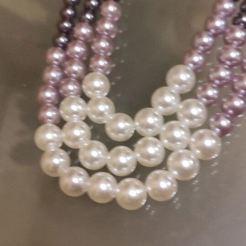 Impressive necklace with three rows of pearls new in white and gray