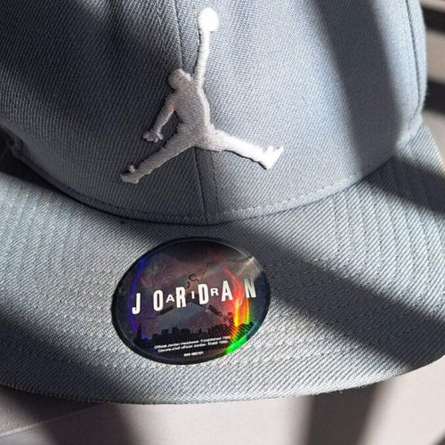 Nike Air Jordan authentic cap, white and grey