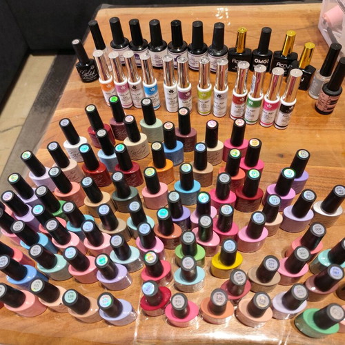 Semi-permanent nail polish like new, about 100 pieces