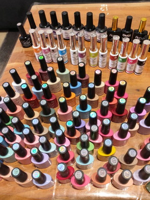 Semi-permanent nail polish like new, about 100 pieces