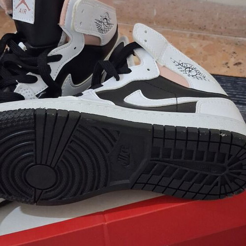 Nike athletic shoes new, size 39, white