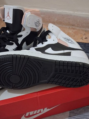 Nike athletic shoes new, size 39, white
