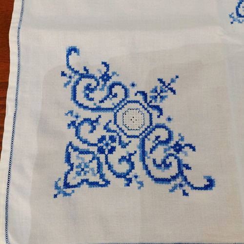 Handmade vintage embroidered tablecloth 82×82 cm