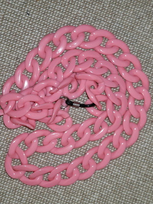 Pink necklace like new, plastic chain