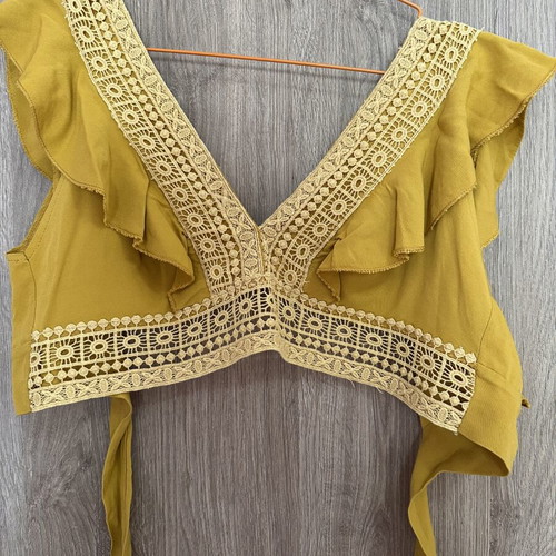 Mustard T-shirt like new, size M