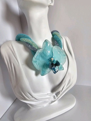 Колие с естествен цвят на орхидея в сини нюанси, изработено по поръчка