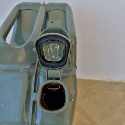 Metal fuel canister 20 lt like new